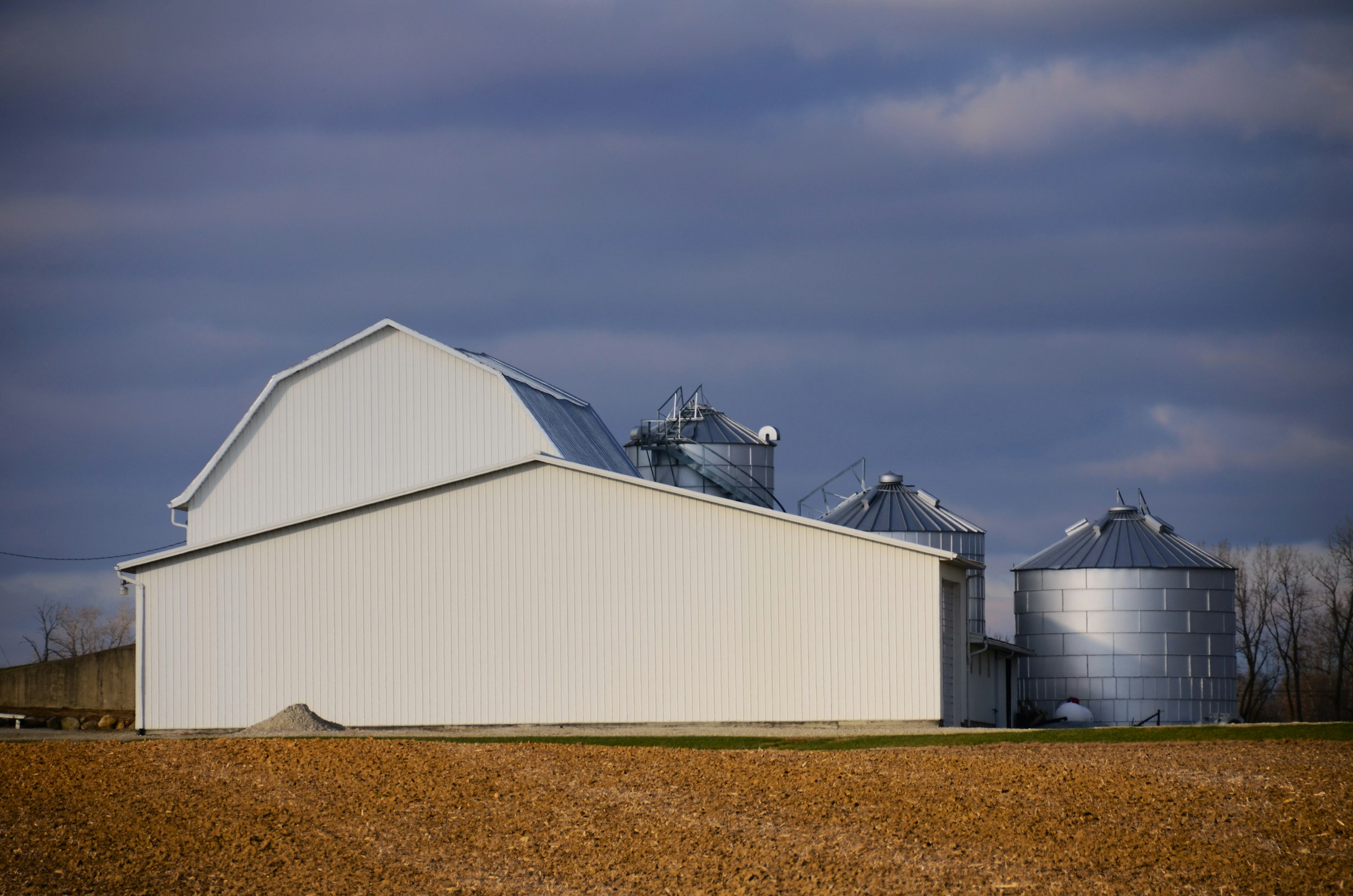 Landwirtschaftliches Hofgebäude mit Getreidesilos